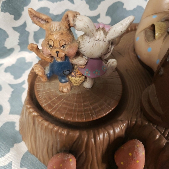 Vintage 1983 Kimple Ceramic piece with music box and moving dancing rabbits. - Picture 6 of 6